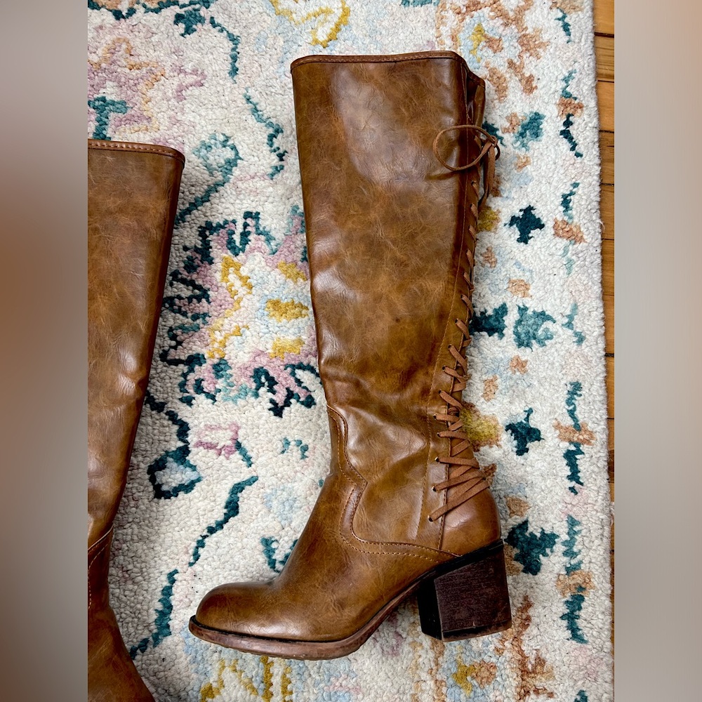 Very cute lace-up style brown Women’s heeled boot!